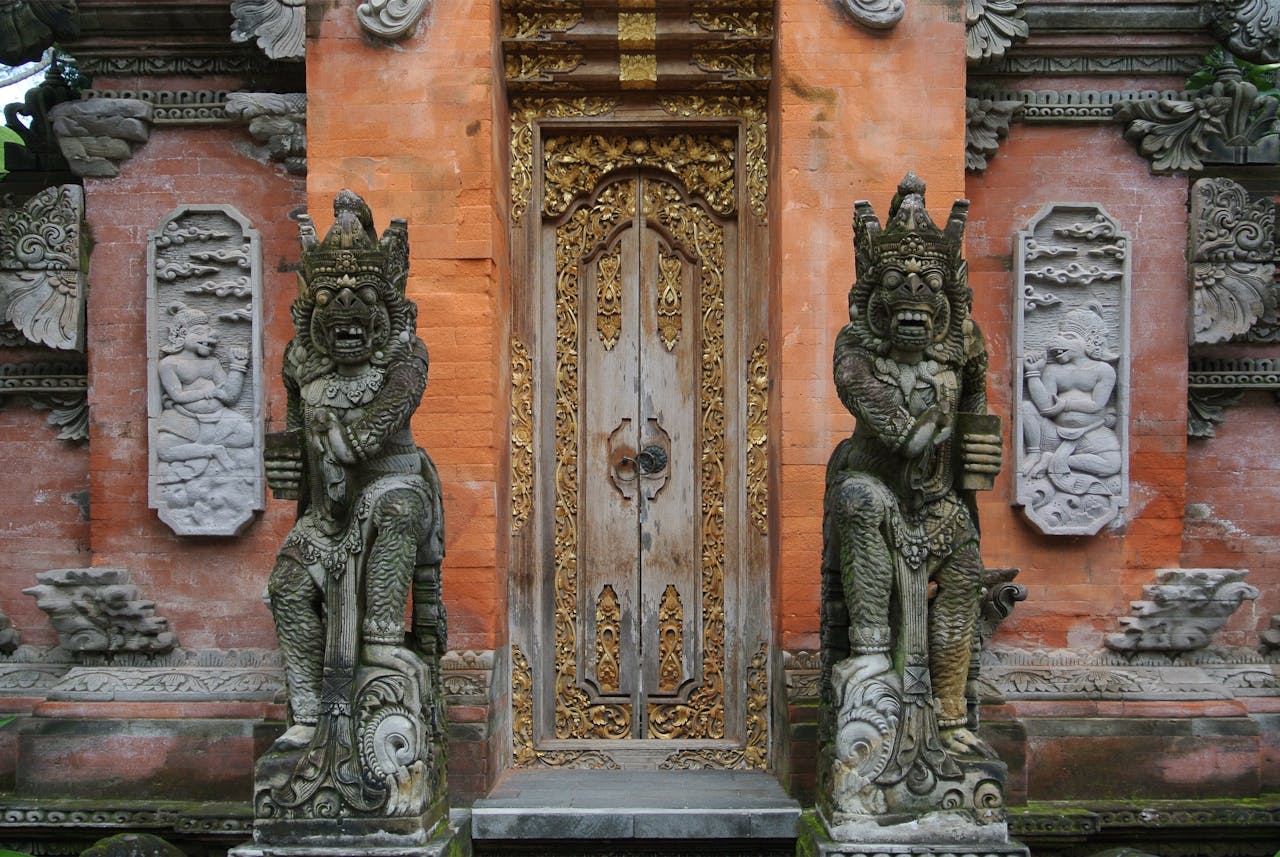 Bali Adventures: Weddings, Monkeys, and How I Stayed Pain-Free! ๐๐