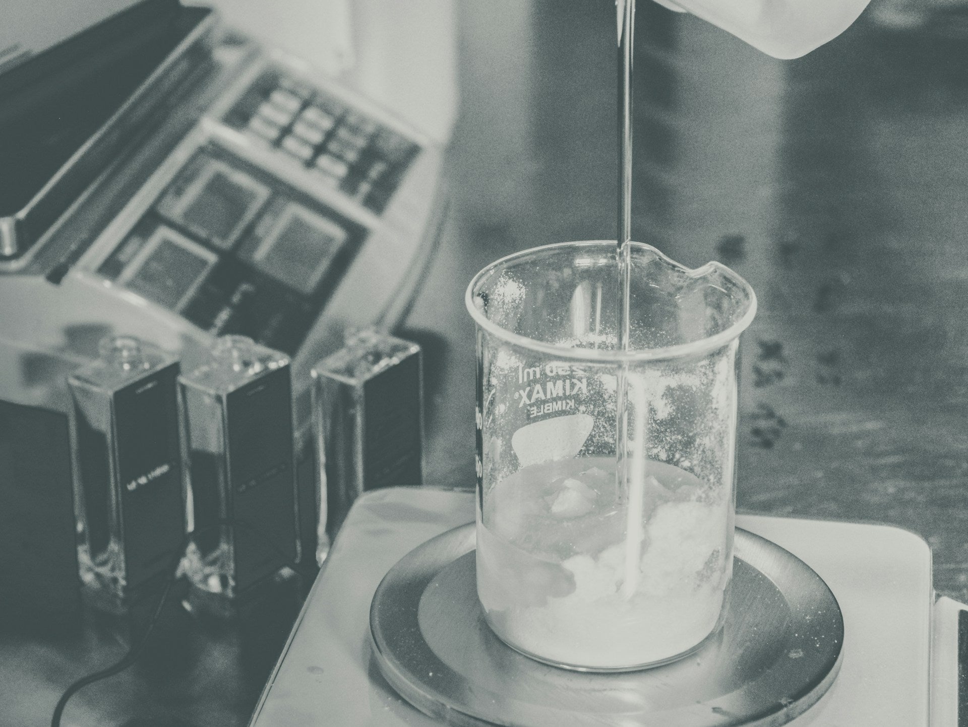 Synthetic Fragrances vs. Pure Essential Oils: The Truth They Don’t Put on the Label 🤫⚖️