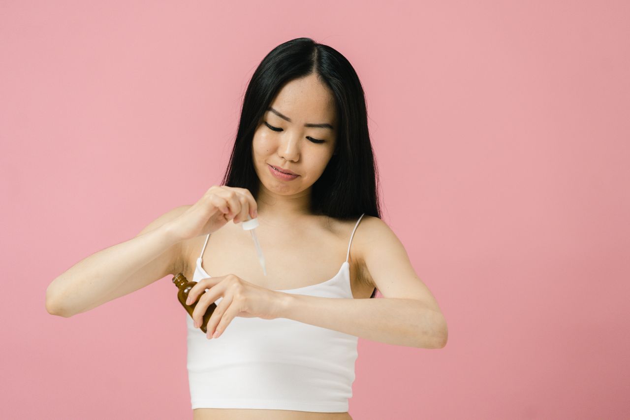 What Happens When You Put Oil on Your Skin: Understanding TEWL, Emollients & the Skin Barrier 🧱🧴