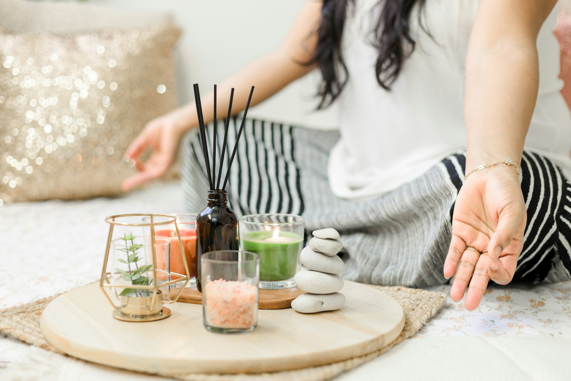 Essential Oils and Meditation: How to Use Scent to Enhance Your Practice 😌👑